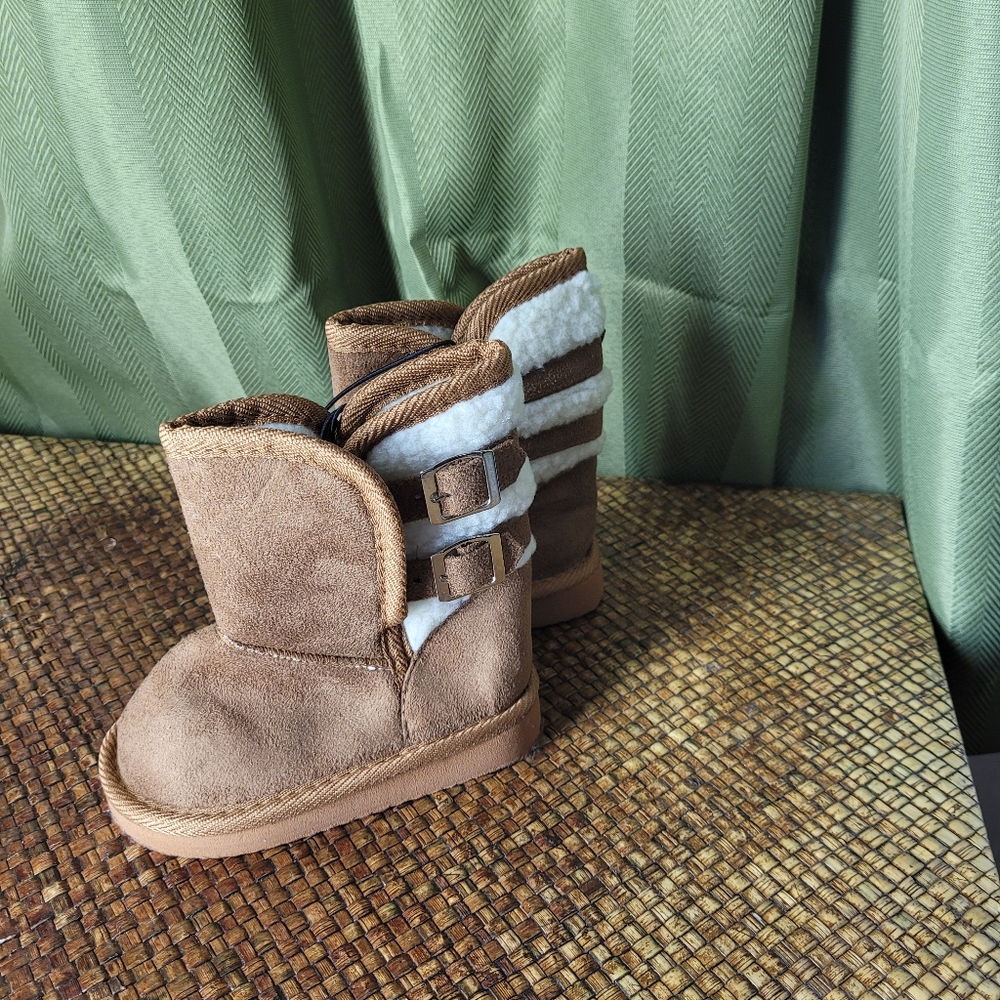 Toddler brown buckle boots